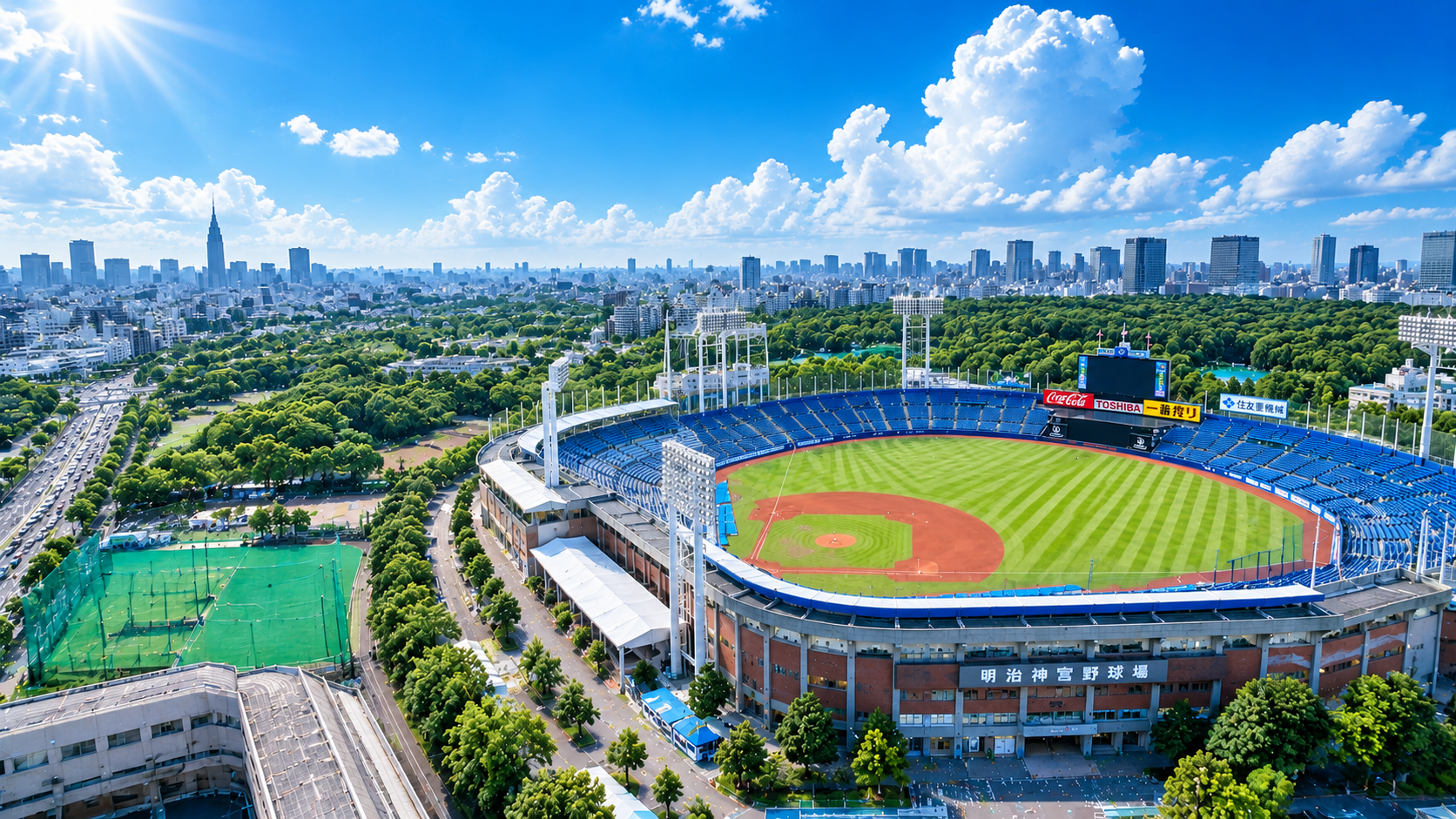 青空の明治神宮野球場を望むBASE HUB大学野球メインビジュアル